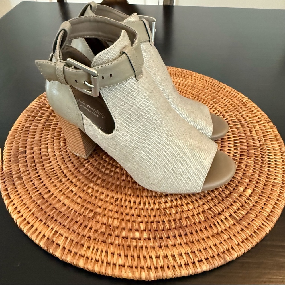 Elegant Beige Peep-Toe Sandals‎